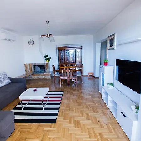Grand View Apartments Split Room photo